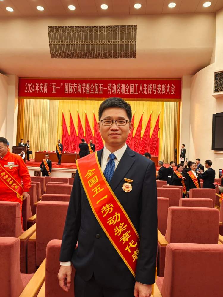 星空体育：南翔镇丨人民大会堂领奖：这个南翔人治愈了工业机器人“帕金森症”(图1)