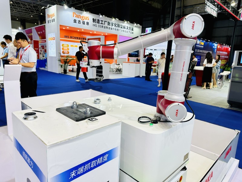 星空体育：IARS2024：节卡机器人以新质生产力为翼擎动全球工业智造跃迁(图2)