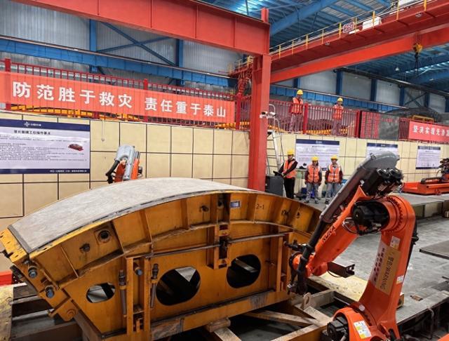 探访盾构管片“智能工厂”看大国重器助力基建强国跑出“加速度”(图1)