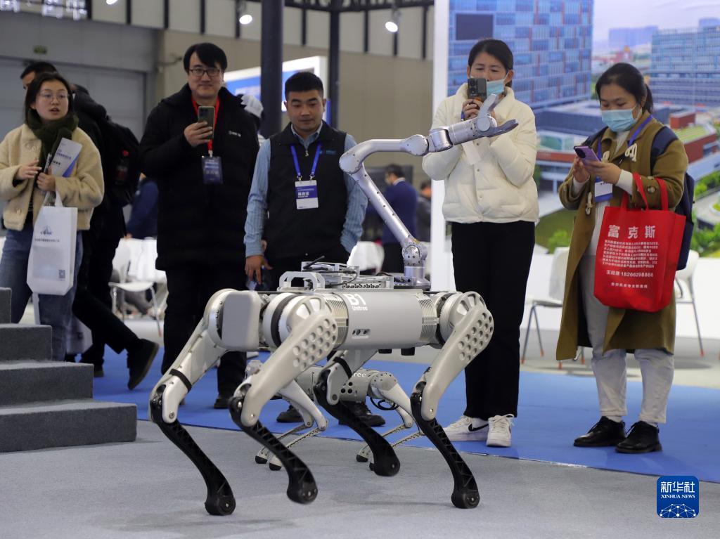 星空体育：封面新闻丨2023世界智能制造大会提供“演武场”300款工业机器人齐上阵(图3)