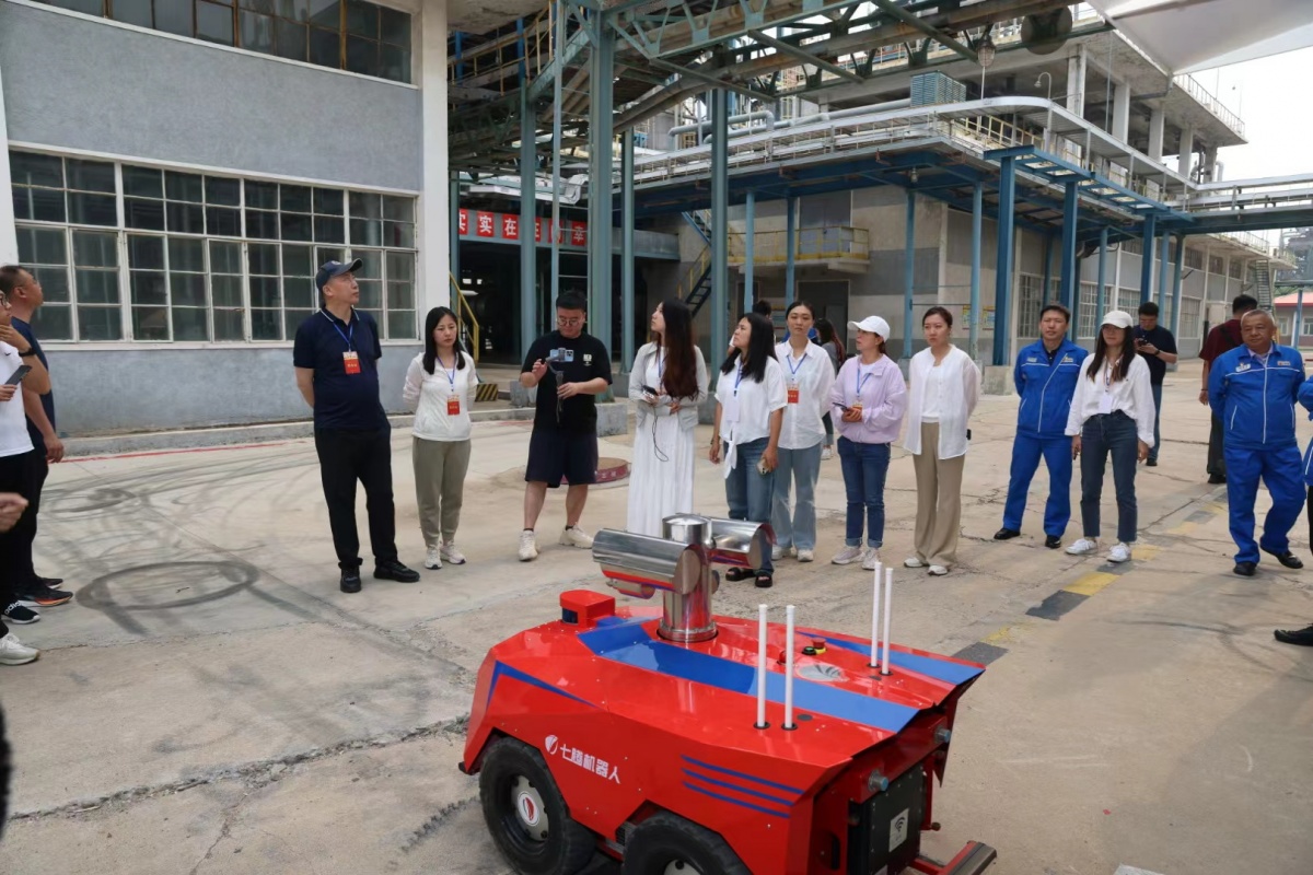 星空体育网站:2024年全国重点网络媒体龙江行“机器人”巡检“小神探”监测中国石油大庆石化智能巡检推进智慧工厂建设(图2)