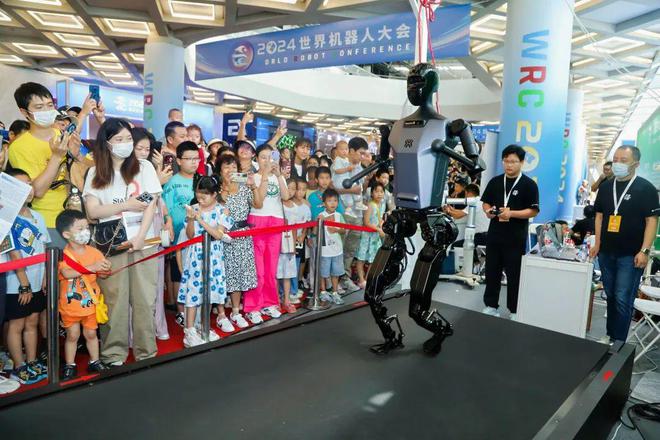 对话蓝驰创投合伙人曹巍:大模型和工业机器人结合不是伪命题|甲子光年(图1)