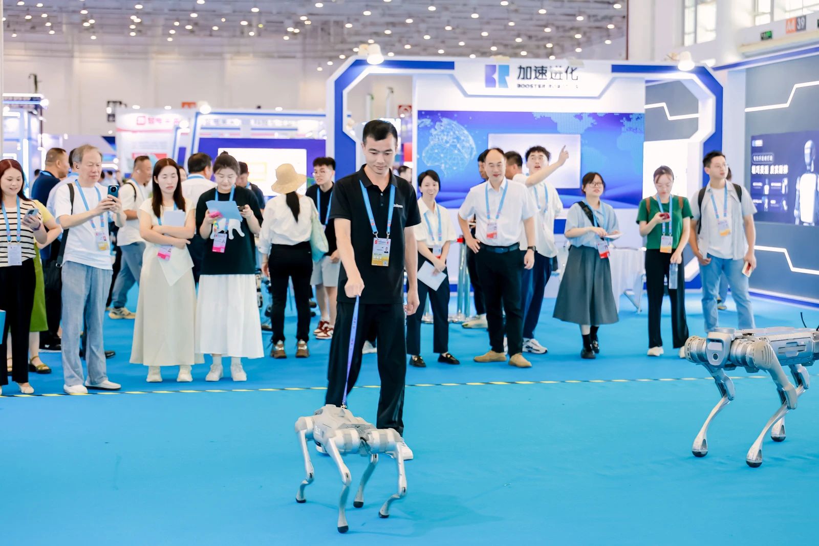 智能机器人亮相投洽会中国国际工业互联网展区(图2)