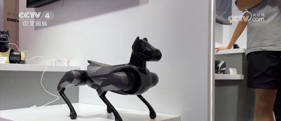 星空体育：我国机器人市场应用加速拓展工业机器人装机量占全球比重超50%(图2)
