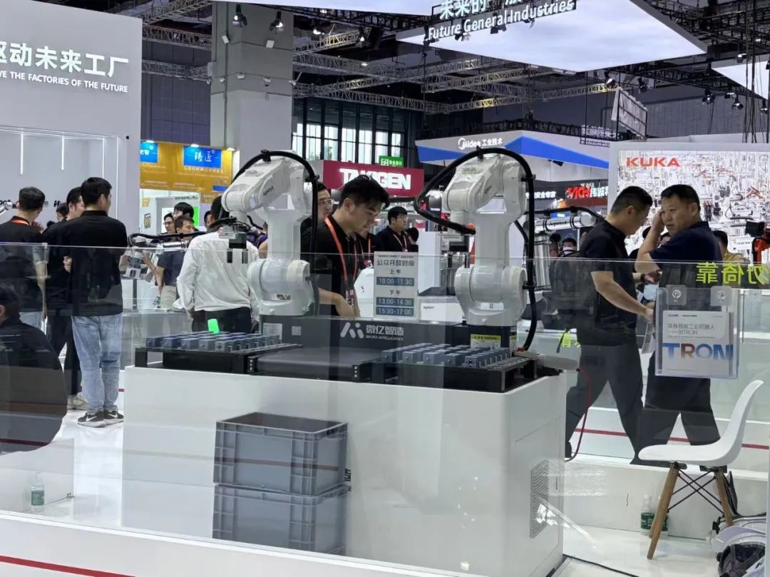 全球首发具身智能工业机器人惊艳亮相工博会(图1)