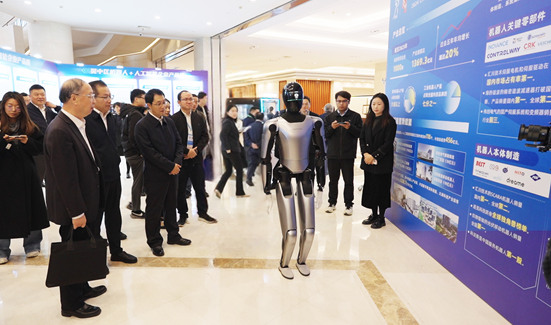 星空体育网站：前沿观察：MagicLab人形机器人承担展会迎宾讲解服务(图1)