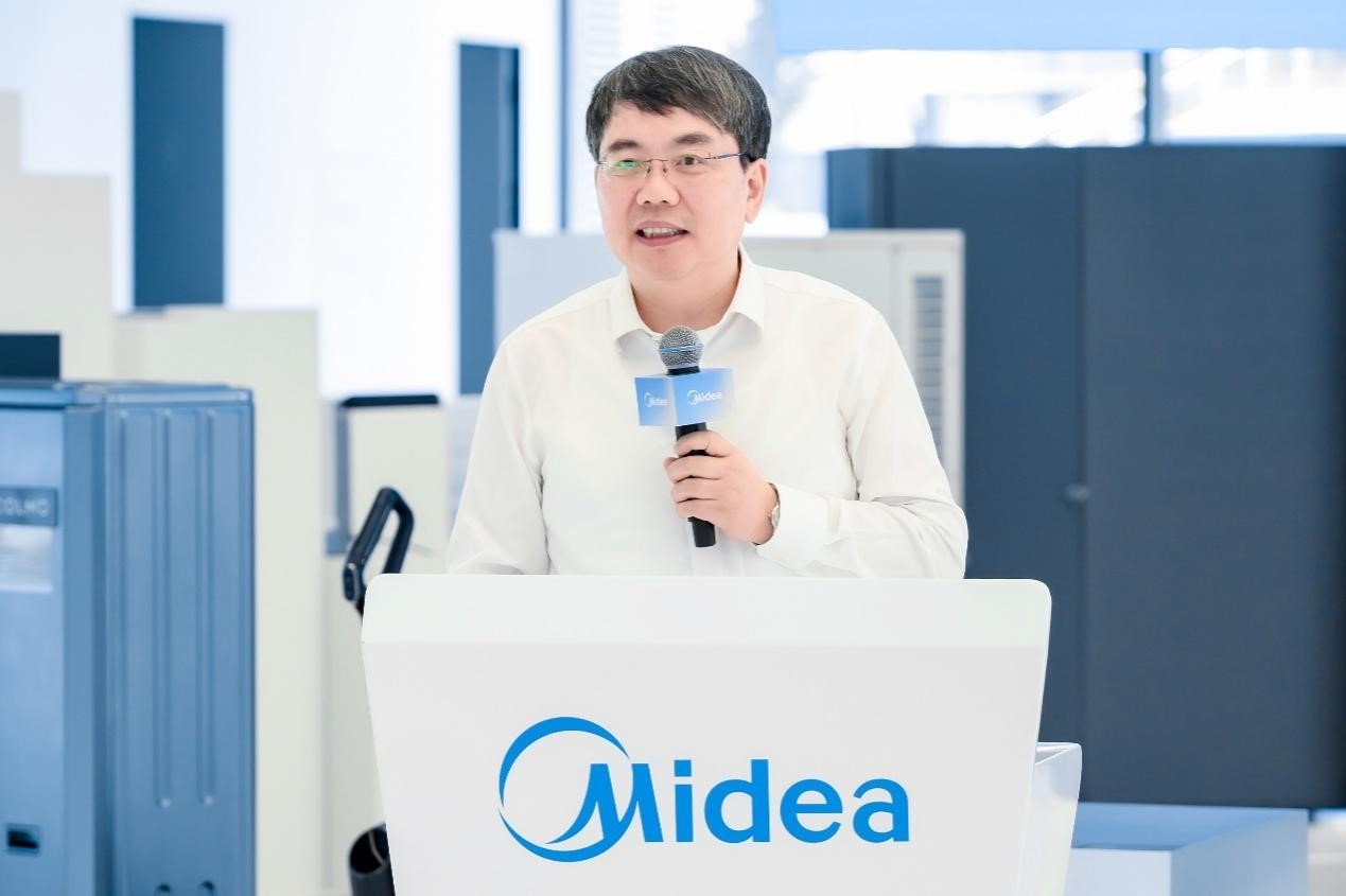 星空体育:中国科学院院士丁汉:人形机器人要走进家庭最难在工业制造等刚需领域的应用可能走得最快(图1)