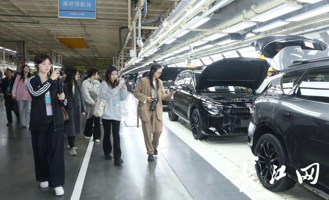 全国大学生实践团探寻新能源汽车的“武汉密码”(图3)