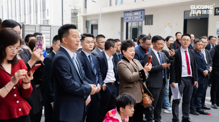 星空体育：国青集团数字化工厂新址乔迁年产百万套生产线首次亮相(图2)