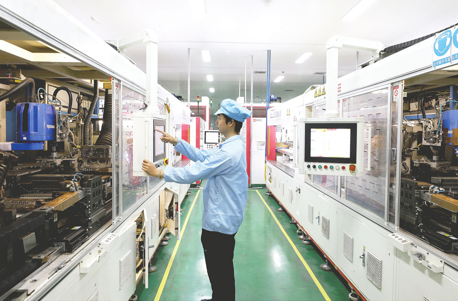 星空体育：每经专访人社部原副部长杨志明：改变目前中等收入群体中“白领”占多数状况也要让大批优秀“蓝领”进入中等收入群体(图1)