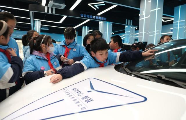 星空体育网站：大学课堂迎来小学生——安庆职业技术学院为小学生们科普“人工智能”(图1)