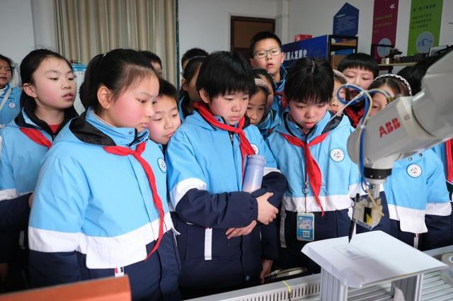 星空体育网站：大学课堂迎来小学生——安庆职业技术学院为小学生们科普“人工智能”(图2)