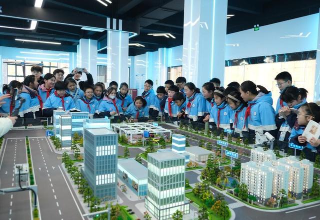 星空体育网站：大学课堂迎来小学生——安庆职业技术学院为小学生们科普“人工智能”(图5)