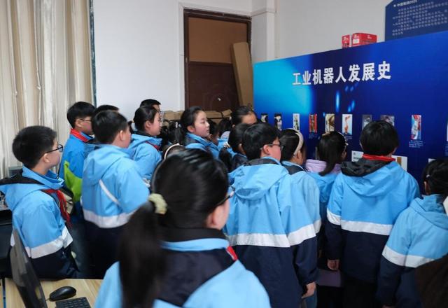 星空体育网站：大学课堂迎来小学生——安庆职业技术学院为小学生们科普“人工智能”(图3)