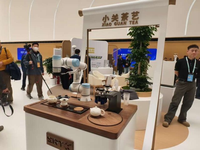 星空体育网站：中关村来了一批持证上岗的机器人(图1)