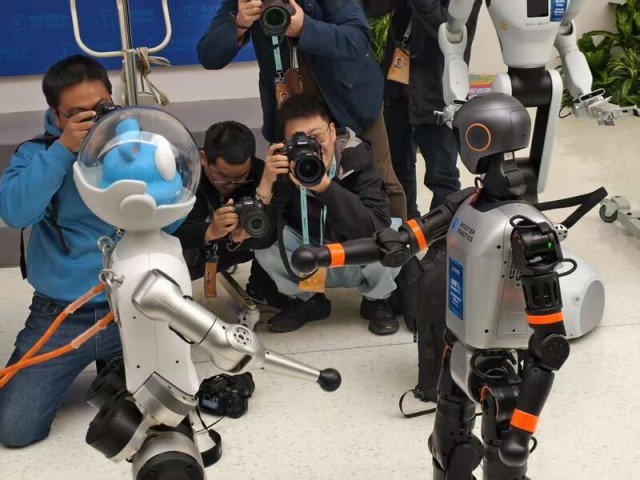 星空体育网站：中关村来了一批持证上岗的机器人(图3)