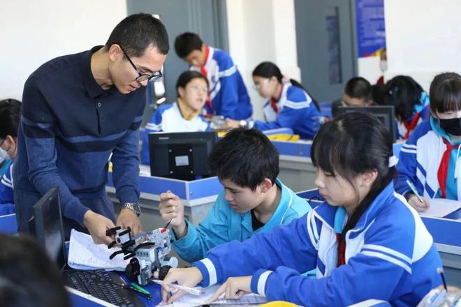 助农黑科技！北京中学生设计“机器人采摘小队”(图2)