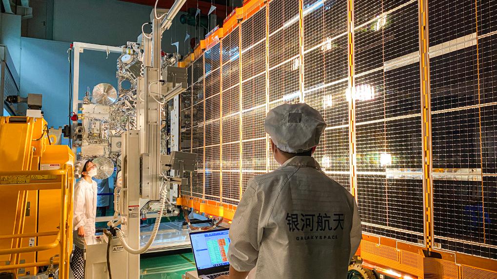 星空体育：每3天一颗星！——从“造星工厂”到太空织网的“银河速度”(图1)