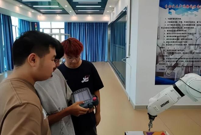 星空体育：广州华立科技职业学院科普活动开放日欢迎您！(图1)
