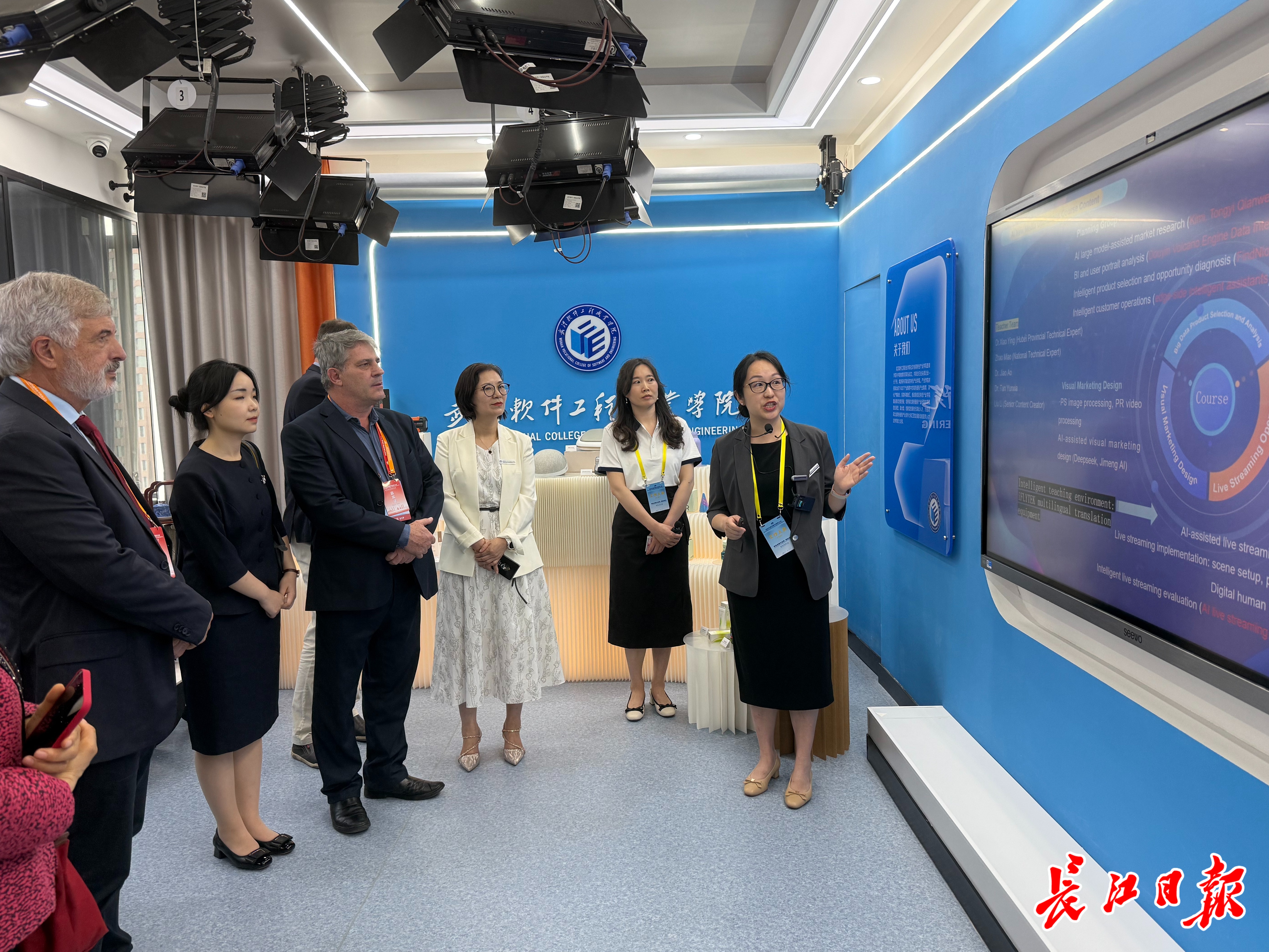 在课堂就能参与无人驾驶研发巴西教育副部长为武汉职业教育点赞(图1)