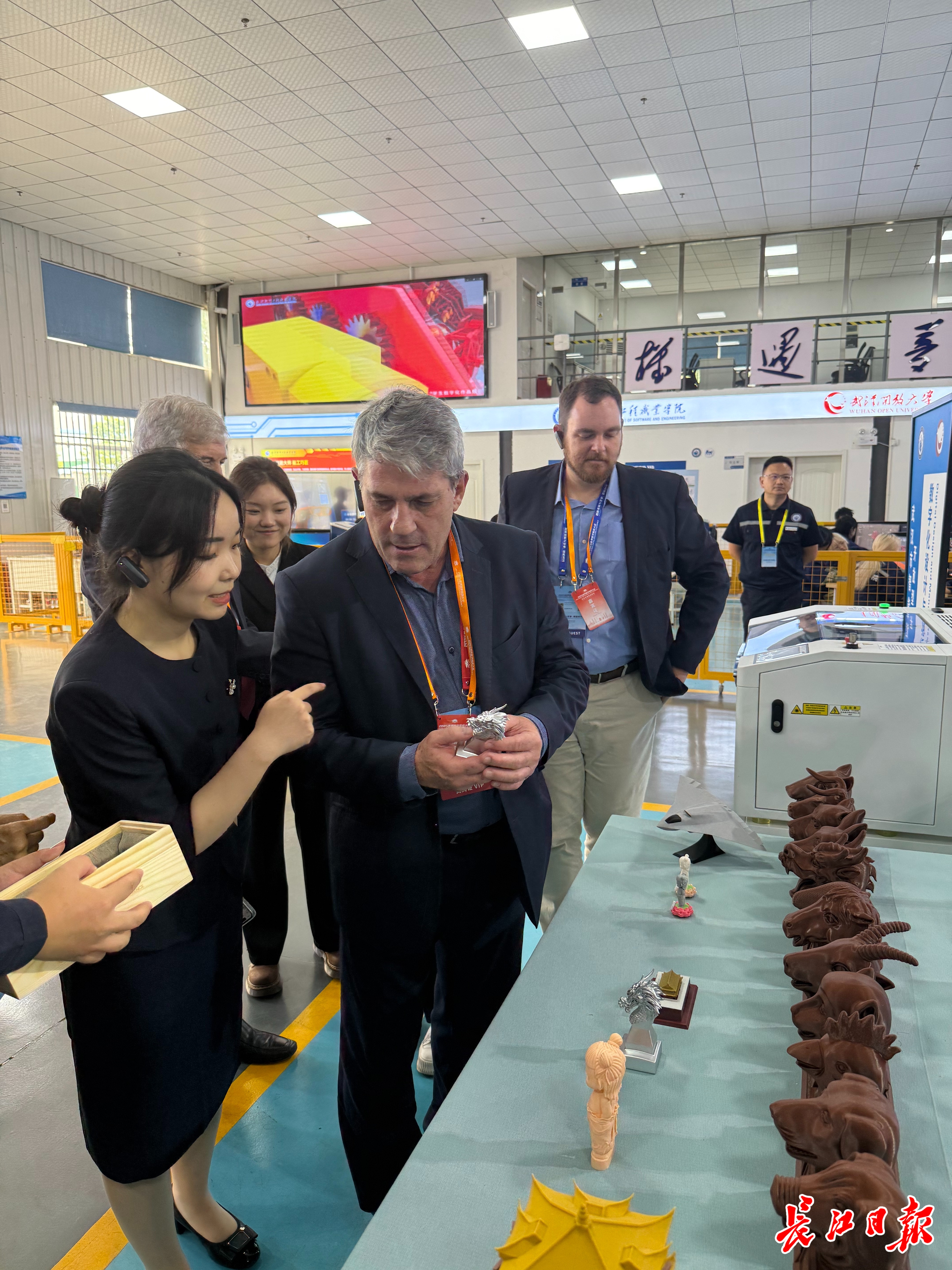 在课堂就能参与无人驾驶研发巴西教育副部长为武汉职业教育点赞(图4)