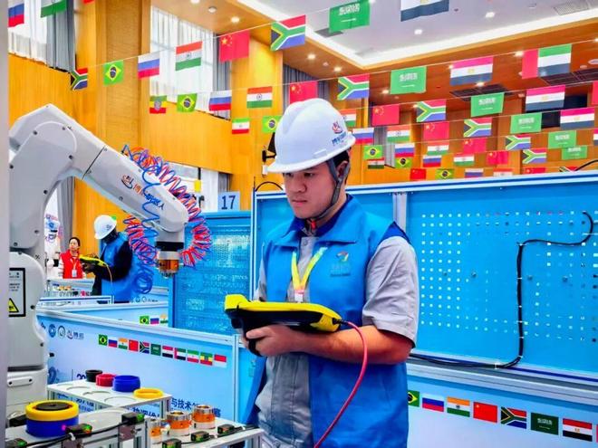 工业机器人装调维修技术大比拼！152名中外选手齐聚松江“亮绝活”(图3)