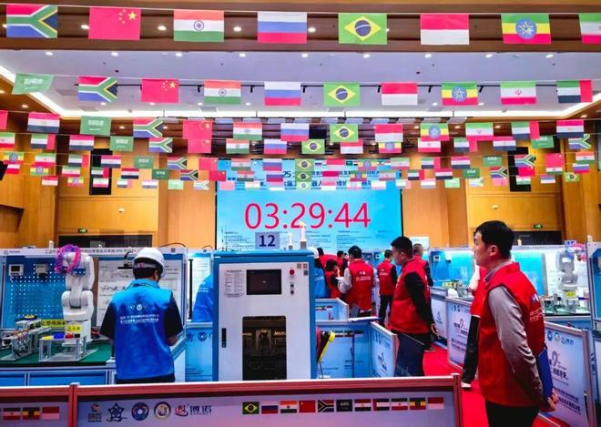 工业机器人装调维修技术大比拼！152名中外选手齐聚松江“亮绝活”(图1)