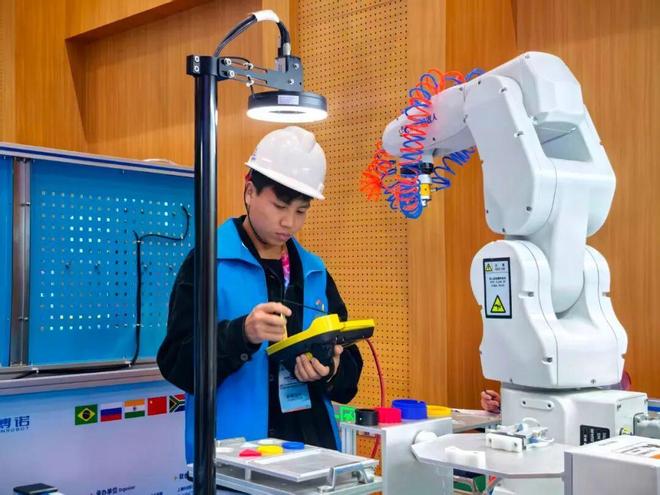 工业机器人装调维修技术大比拼！152名中外选手齐聚松江“亮绝活”(图5)