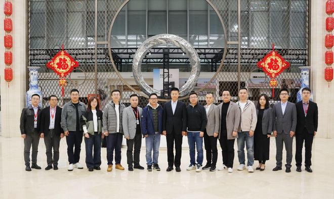 京东家电代表团走进太阳雨零碳工厂(图1)