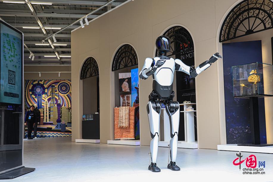 星空体育：是展品也是助手进博会上机器人组团“炫技”(图1)