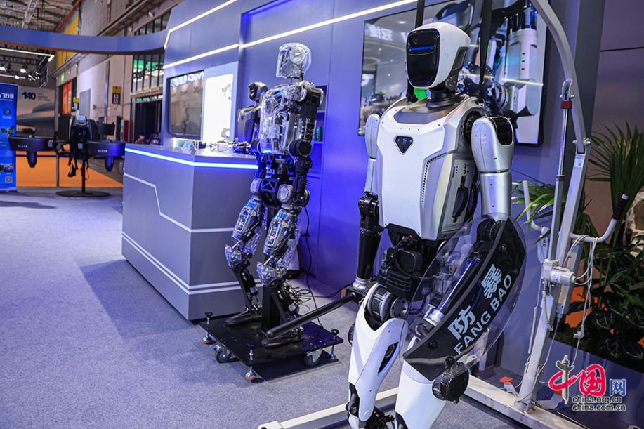 星空体育：是展品也是助手进博会上机器人组团“炫技”(图3)