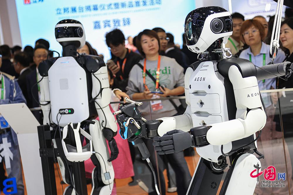 星空体育：是展品也是助手进博会上机器人组团“炫技”(图2)