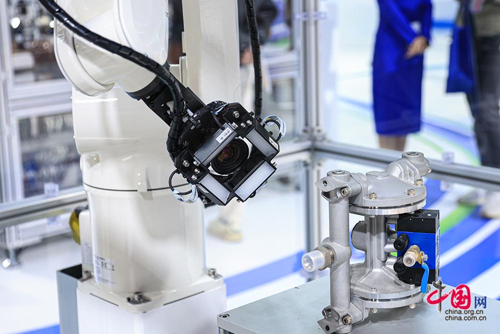 星空体育：是展品也是助手进博会上机器人组团“炫技”(图4)