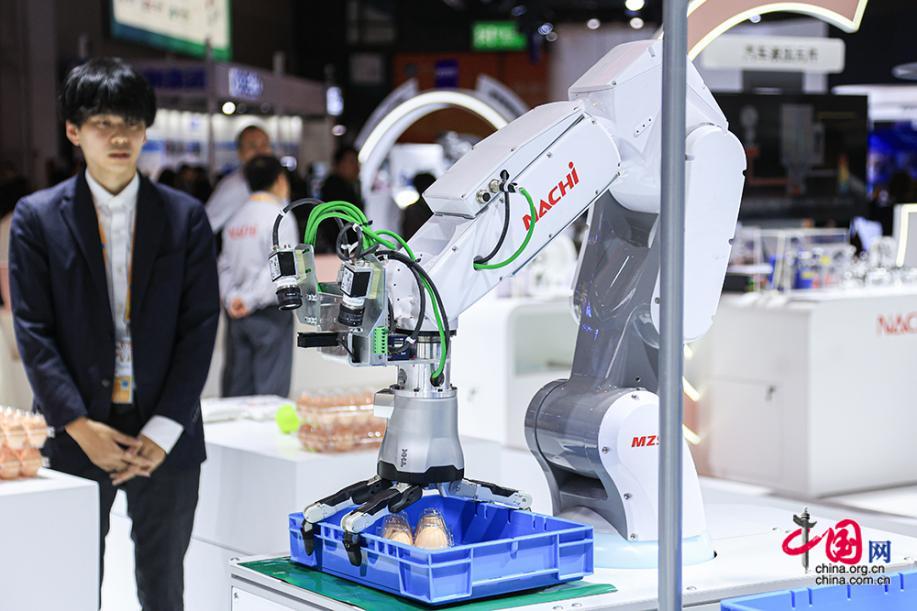 星空体育：是展品也是助手进博会上机器人组团“炫技”(图8)