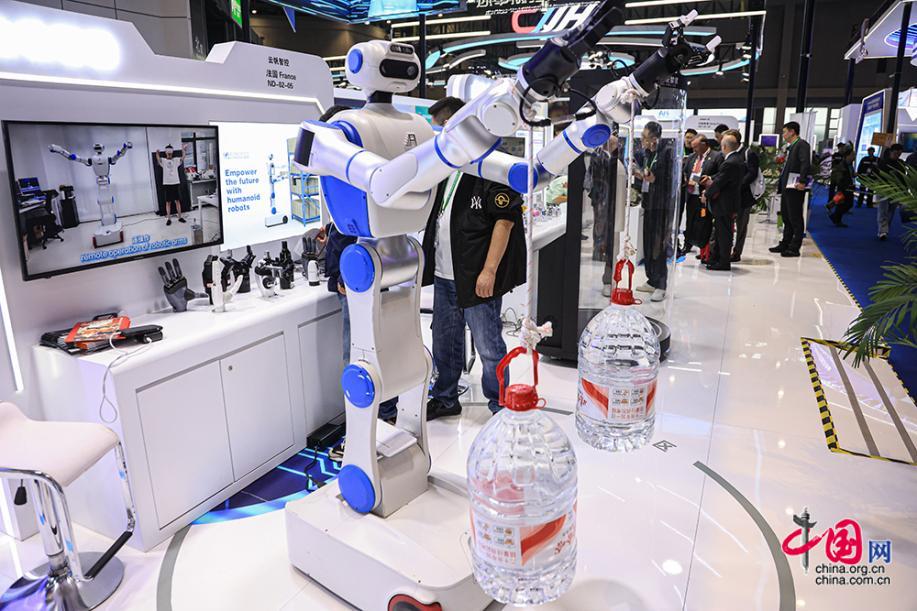 星空体育：是展品也是助手进博会上机器人组团“炫技”(图7)