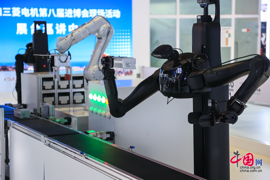 星空体育：是展品也是助手进博会上机器人组团“炫技”(图9)