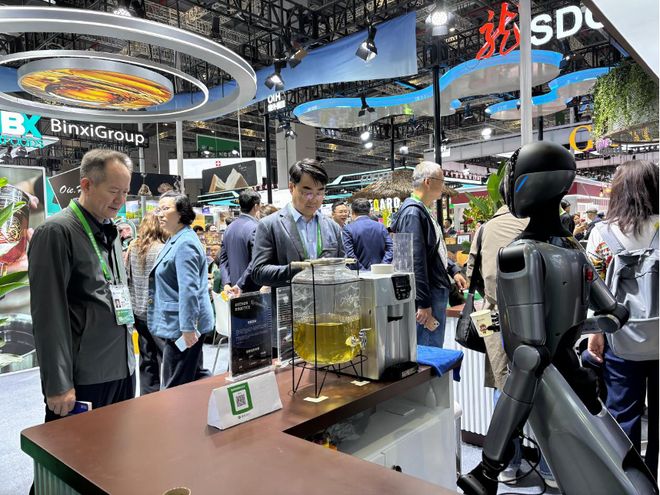 星空体育：从展厅到工厂人形机器人如何跨越规模交付瓶颈？明年是关键期｜进博会观察(图2)