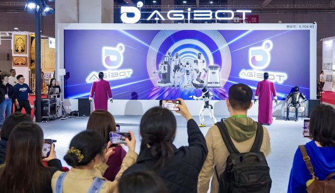 星空体育：从展厅到工厂人形机器人如何跨越规模交付瓶颈？明年是关键期｜进博会观察(图3)