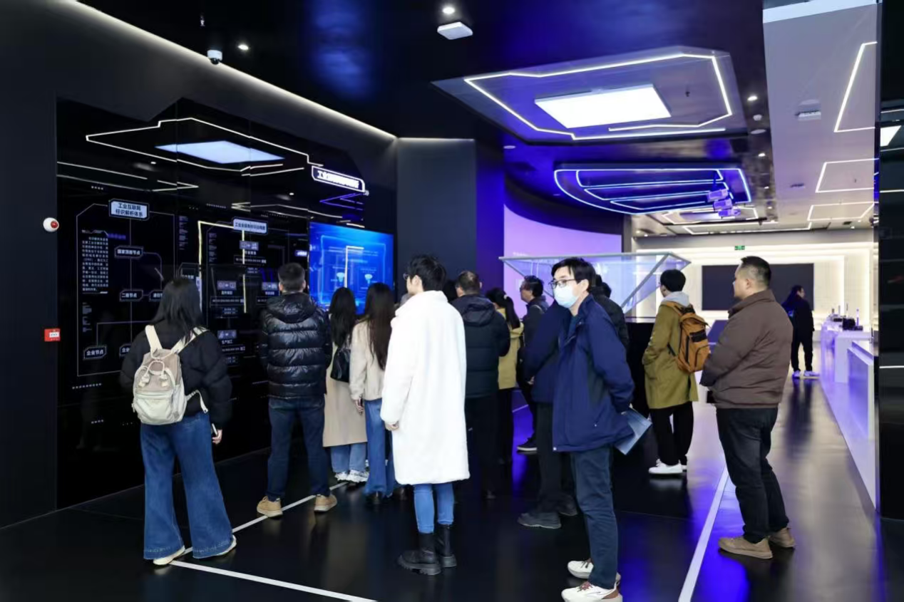 星空体育：四川省数字化转型促进“市州行”数赋物联专场活动在成都双流举行(图2)