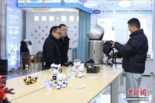 星空体育网站：探访山东首家机器人6S店(图1)