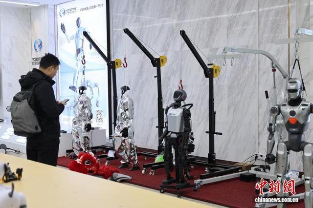 星空体育网站：探访山东首家机器人6S店(图3)