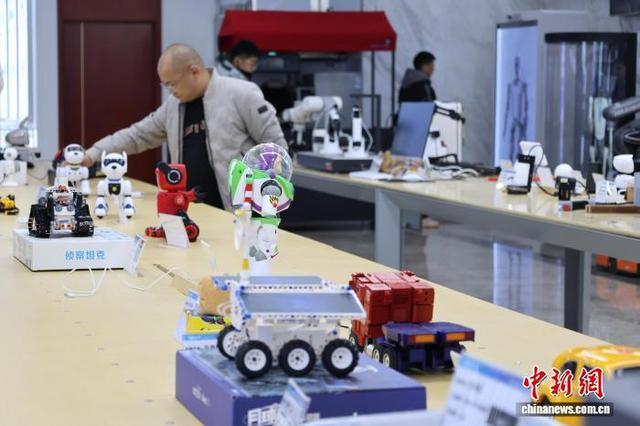 星空体育网站：探访山东首家机器人6S店(图4)