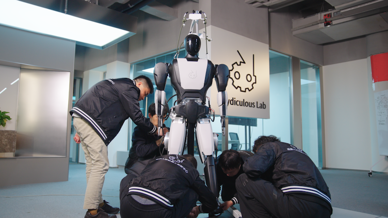 专访成都人形机器人创新中心张睿睿：人形机器人产业化核心在于“大脑”技术(图1)