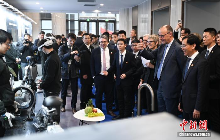 德国总理默茨访杭州点赞中国人形机器人(图1)