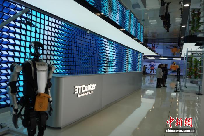 星空体育网站：人形机器人4S店来了机器人走进寻常百姓家还有多远？(图1)