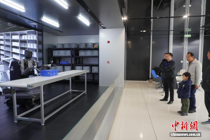星空体育网站：人形机器人4S店来了机器人走进寻常百姓家还有多远？(图2)