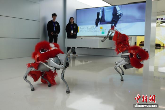 星空体育网站：人形机器人4S店来了机器人走进寻常百姓家还有多远？(图3)