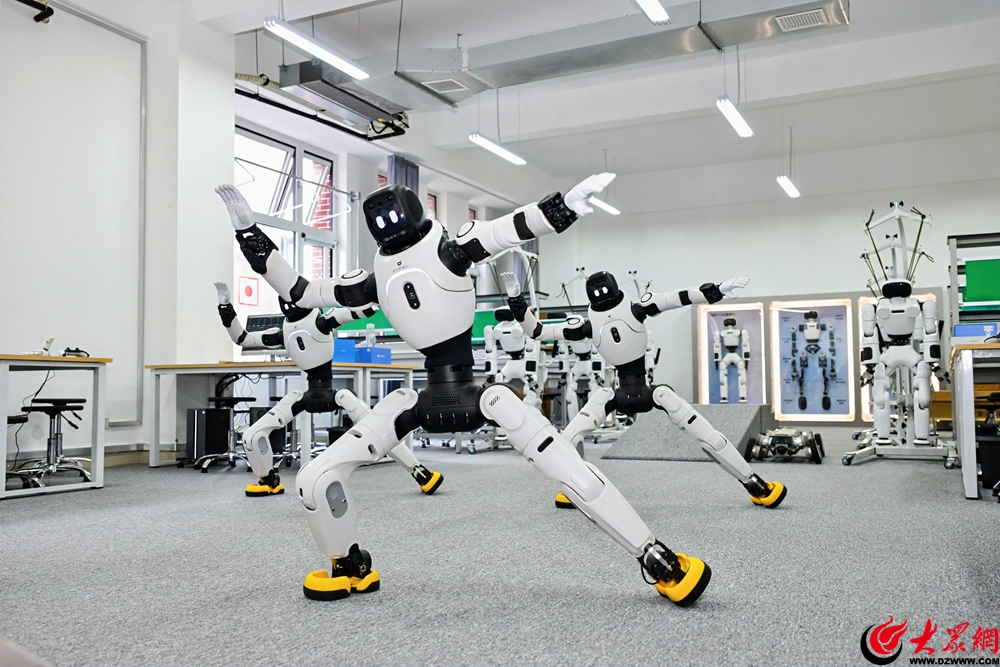 学生未毕业就被“预定”深圳机器人企业把售后中心开到青职校园(图1)