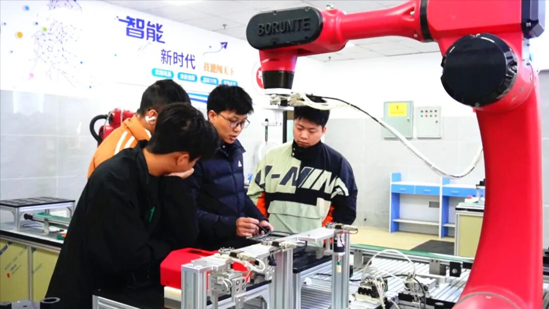 星空体育网站：2026年4月重庆巴蜀职校开启国产工业机器人系统运维高薪学习新篇章(图1)